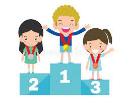 Troje dzieci stoi na podium z medalami.