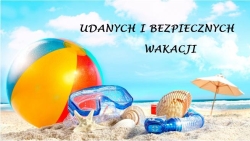Na plaży leży piłka, okulary do pływania oraz wbity jest parasol przeciwsłoneczny.