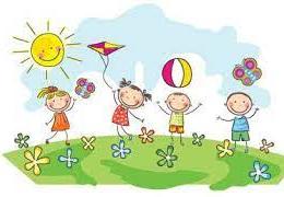 Dzieci stoją na trawie trzymają w rękach piłkę i latawiec.