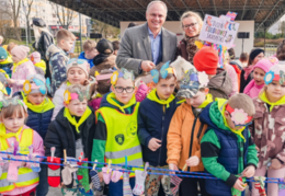 Dzieci stoją w grupie z panią z kolorowymi skarpetkami