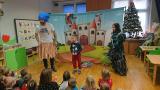 Dwoje aktorów i jedno dziecko przedstawiają teatrzyk.