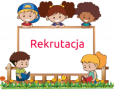 Troje dzieci stoi za tablicą z napisem rekrutacja dwoje po bokach.
