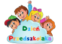 Za chmurka na której jest napis dzień przedszkolaka stoi czworo dzieci.