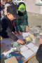 Dwóch chłopców stoi przy stoliku i z tworzy figury geometryczne z plasteliny i patyczków.