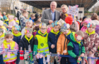 Dzieci stoją w grupie z panią z kolorowymi skarpetkami